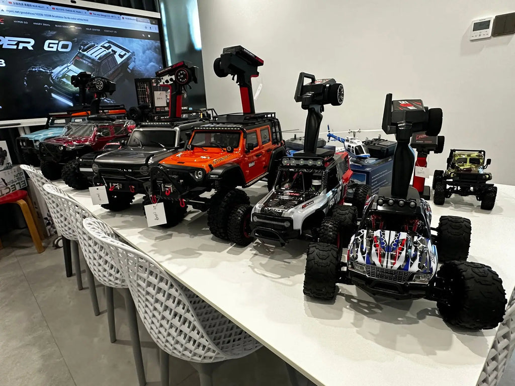 Upgraded R1011/R1012/R1013/R1014/R1015/R1016 Remote Climbing Off Road Vehicle 1:10 Professional Rc 4wd Car Model Boy Toys Gift