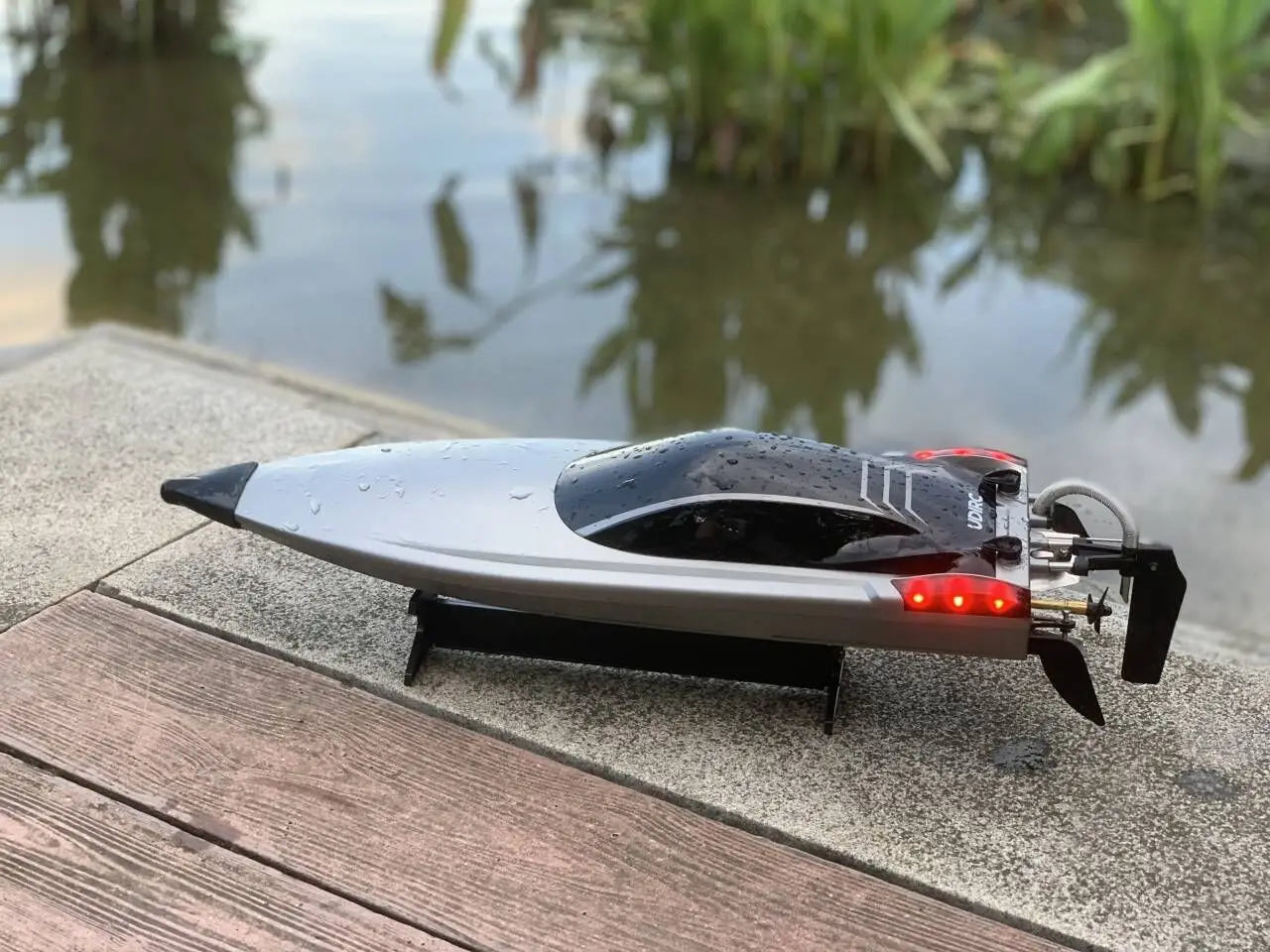 22.8Inches UDI R/C UDI018 Large RC Speed Boat 2.4G 4WD  40-45km/h Remote Control Brushless Watercraft for Hobby Adult