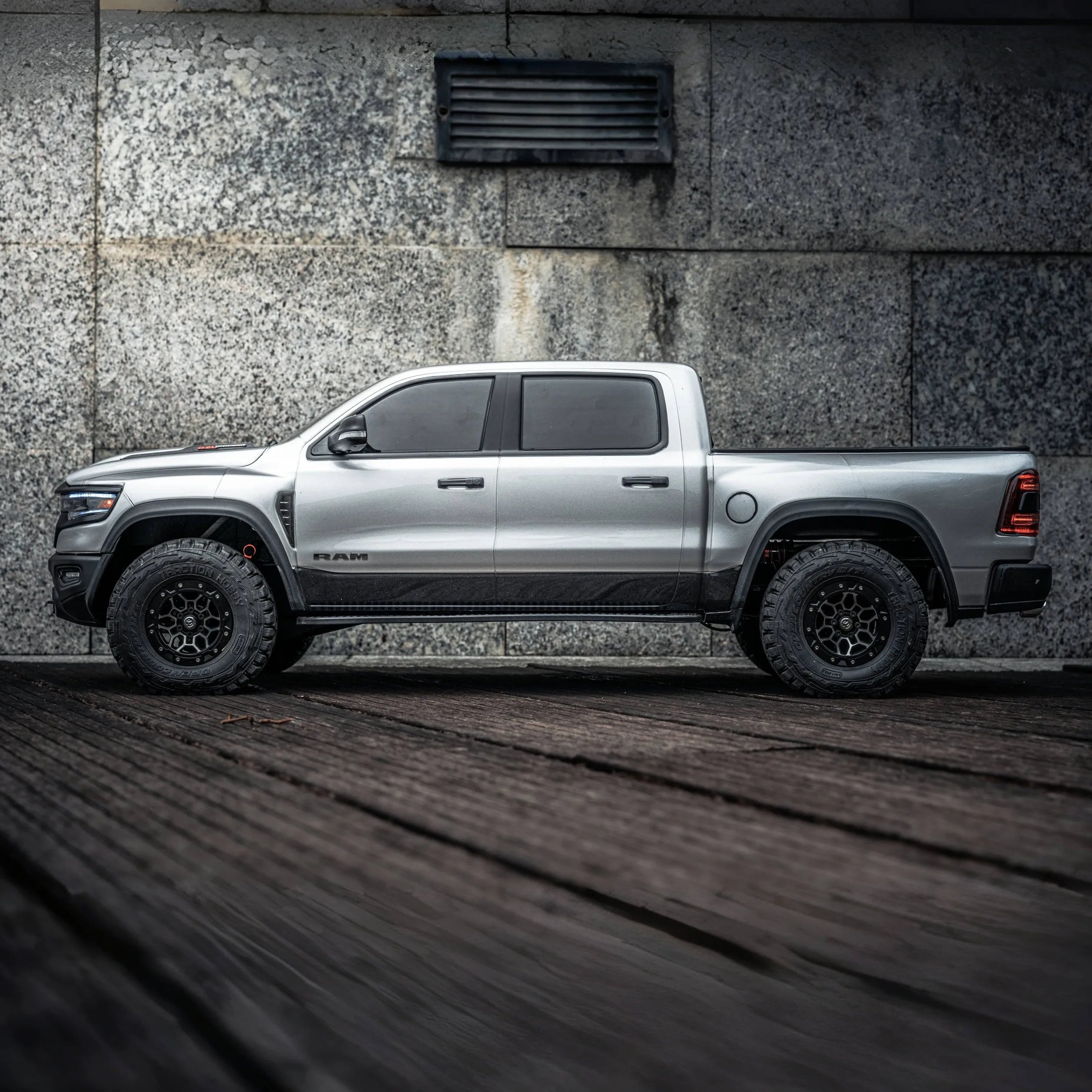 KM Rraction Tyrannosaurus RAM 1500 Simulation 1/8 Remote Control Electric Four-Wheel Drive Climbing Car Pickup Off-Road Vehicle