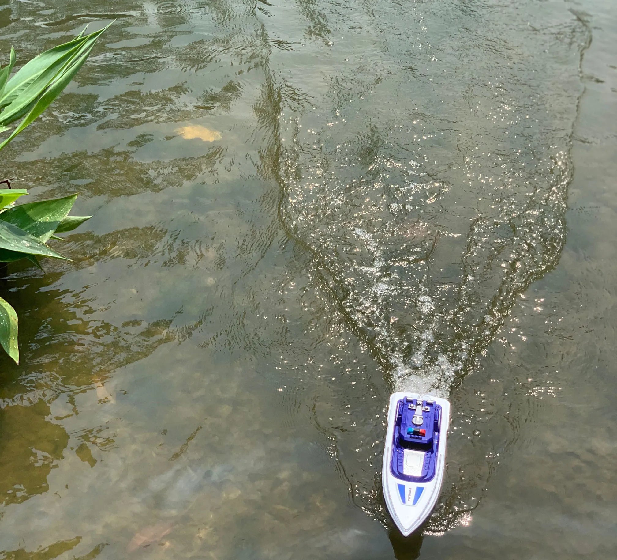 Super large remote control yacht 2.4G remote control ship model driven by two motors 70CM (27.5 inches) large hull outdoor lakes