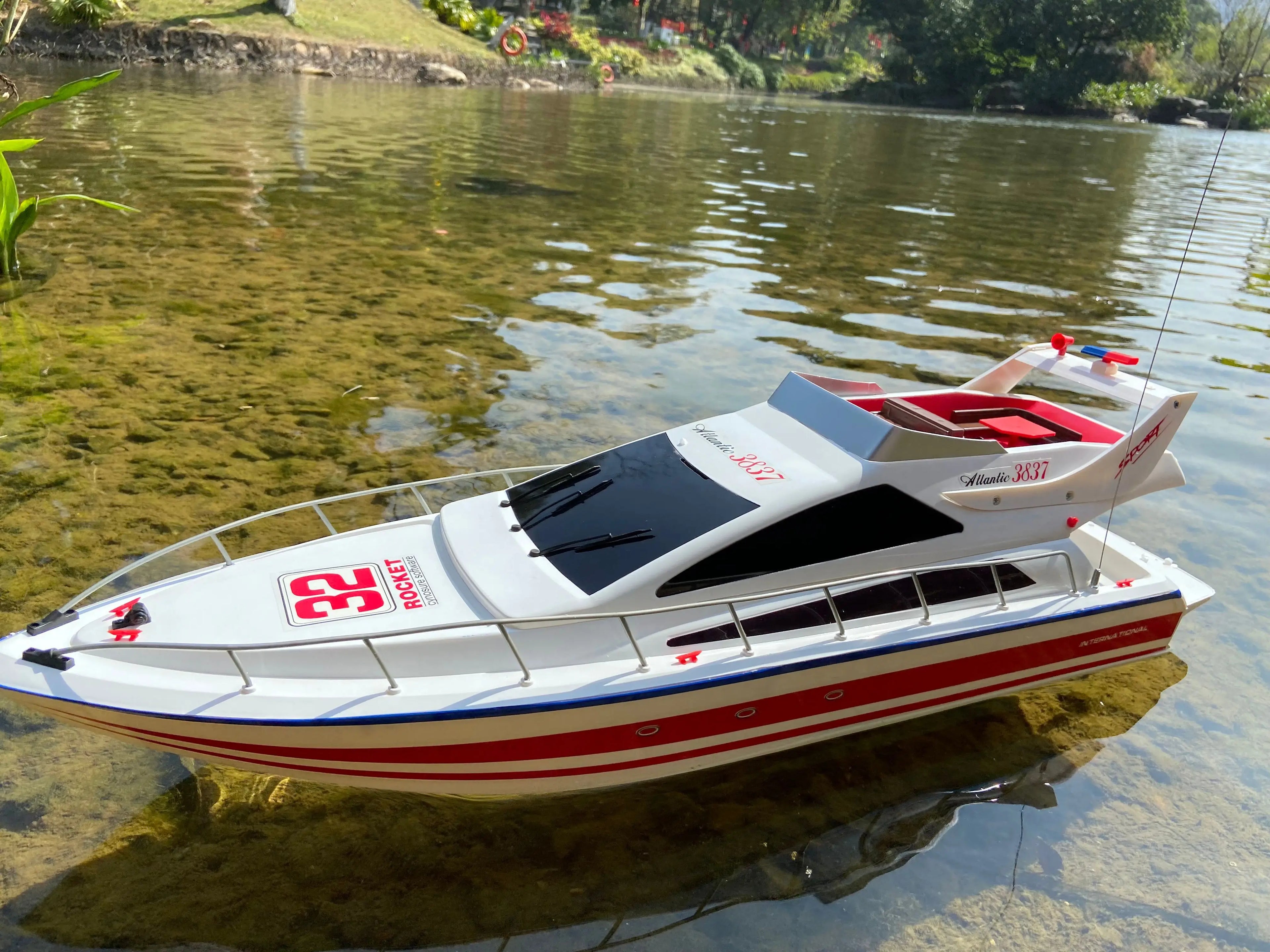 Super large remote control yacht 2.4G remote control ship model driven by two motors 70CM (27.5 inches) large hull outdoor lakes