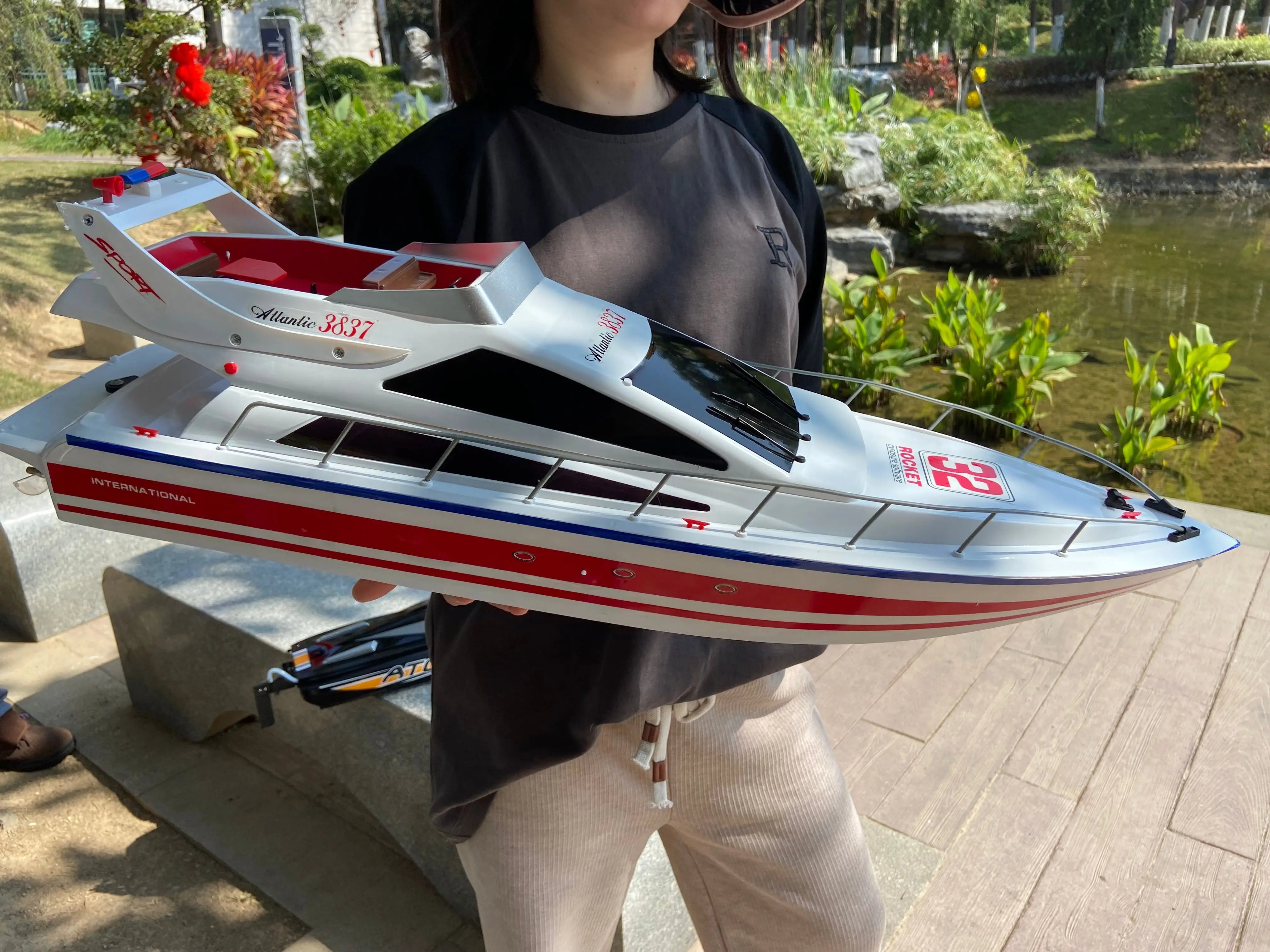 Super large remote control yacht 2.4G remote control ship model driven by two motors 70CM (27.5 inches) large hull outdoor lakes